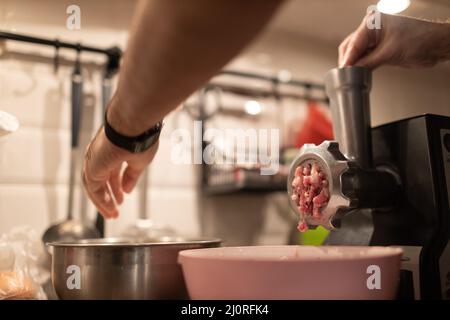 Machine à hacher avec de la viande fraîche hachée dans la cuisine maison. Préparation de la viande hachée Banque D'Images