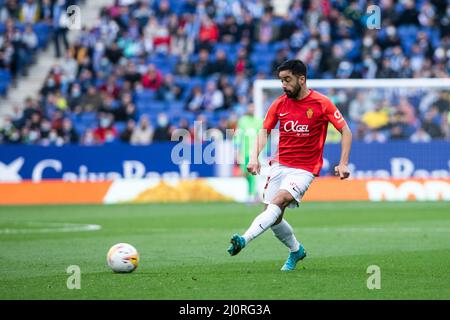 20th mars 2022 ; Stade RCDE, Barcelone, Espagne: La Liga football, Espanyol contre Mallorca; Costa de Majorque joue le ballon en avant Banque D'Images