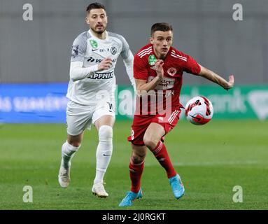 BUDAPEST, HONGRIE - MARS 19: Gheorghe Grozav de MTK Budapest chases Bogdan Melnyk de Kisvarda Master Good pendant le match de Ligue de la Banque hongroise OTP entre MTK Budapest et Kisvarda Master Good au stade Hidegkuti Nandor le 19 mars 2022 à Budapest, Hongrie. Banque D'Images