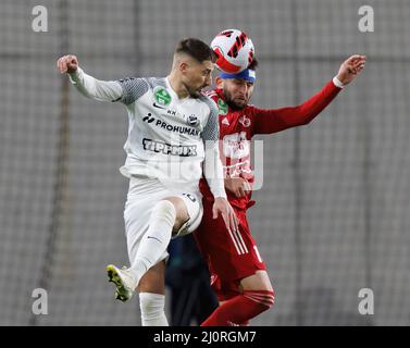 BUDAPEST, HONGRIE - MARS 19: Gheorghe Grozav de MTK Budapest bataille pour le ballon dans l'air avec Herdi Prenga de Kisvarda Master Good pendant le match de Ligue de la Banque hongroise OTP entre MTK Budapest et Kisvarda Master Good au stade Hidegkuti Nandor le 19 mars 2022 à Budapest, Hongrie. Banque D'Images