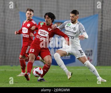 BUDAPEST, HONGRIE - MARS 19: Gheorghe Grozav de MTK Budapest défis Lazar Zlicic de Kisvarda Master Good pendant le match de Ligue de la Banque hongroise OTP entre MTK Budapest et Kisvarda Master Good au stade Hidegkuti Nandor le 19 mars 2022 à Budapest, Hongrie. Banque D'Images