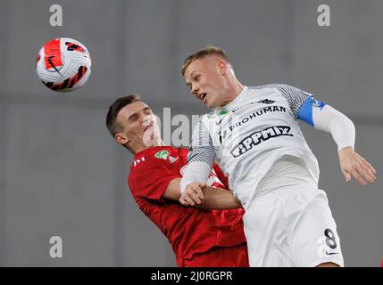 BUDAPEST, HONGRIE - MARS 19: Bogdan Melnyk de Kisvarda Master bonnes batailles pour le ballon dans les airs avec Szabolcs Mezei de MTK Budapest pendant le match de Ligue de la Banque hongroise OTP entre MTK Budapest et Kisvarda Master Good au stade Hidegkuti Nandor le 19 mars 2022 à Budapest, Hongrie. Banque D'Images