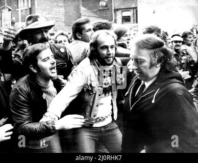 Grève des mineurs 1984 - 1985, photo. Le chef des mineurs, Arthur Scargill, se rend à la réunion des délégués, passant par les partisans, Sheffield, mardi 6th novembre 1984. Le 6th mars 1984, l'Office national du charbon a annoncé que l'accord conclu après la grève de 1974 était devenu obsolète et que, pour rationaliser les subventions gouvernementales de l'industrie, il avait l'intention de fermer 20 mines de charbon, avec une perte de 20 000 emplois, Et de nombreuses communautés dans le nord de l'Angleterre ainsi que dans l'Écosse. Le 12th mars 1984, Arthur Scargill, président du NUM, a déclaré que les grèves dans les différents champs de charbon devaient être une nation Banque D'Images