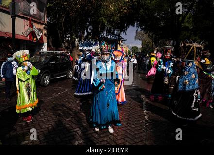 Mexico, Mexique. 18th mars 2022. Les gens portent des costumes participe au Carnaval de Xochimilco 2022. (Image de crédit : © David de la Paz/ZUMA Press Wire Service) Banque D'Images