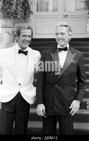 Une vue à tuer 1984 James Bond film, Photocall à l'extérieur du Château de Chantilly en France, jeudi 16th août 1984, Roger Moore en tant que James Bond, MI6 agent 007 et Christopher Walken en tant que Max Zorin. Banque D'Images