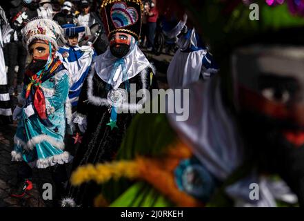 Mexico, Mexique. 18th mars 2022. Les gens portent des costumes participe au Carnaval de Xochimilco 2022. (Image de crédit : © David de la Paz/ZUMA Press Wire Service) Banque D'Images