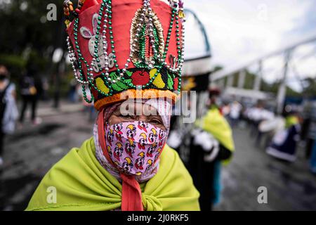 Mexico, Mexique. 18th mars 2022. Une personne portant un costume participe au Carnaval de Xochimilco 2022. (Image de crédit : © David de la Paz/ZUMA Press Wire Service) Banque D'Images