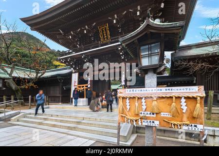 tokyo, japon - décembre 08 2021: Lanterne en bois avec un panneau vendant différentes sortes de décorations sacrées shinto faites en paille séchée appelée Shimenawa Banque D'Images