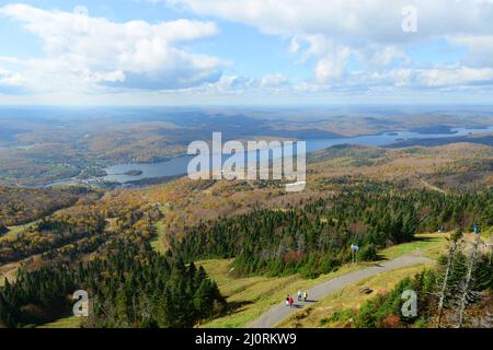 Vue aérienne du lac Tremblant et du village de Mont-Tremblant à l'automne avec feuillage d'automne, depuis le sommet du Mont Tremblant, Québec, Québec, Canada. Banque D'Images