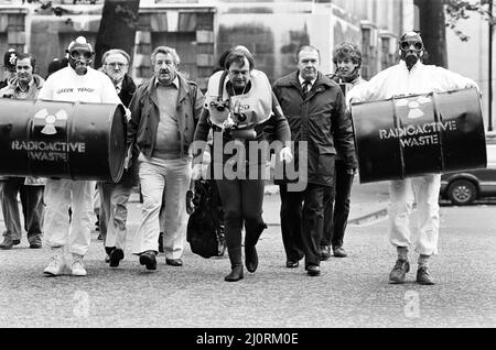 John Prescott, le secrétaire du transport fantôme, a basculés du pont Chelsea à Westminster dans le cadre d'une protestation contre la politique gouvernementale de déversement de déchets en mer. La nage de deux miles est également parrainée pour recueillir de l'argent pour Labor Weekly. Il est photographié avec sa femme Pauline. 15th novembre 1983. Banque D'Images
