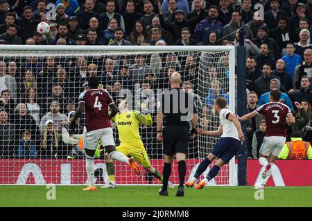 Londres, Angleterre, 20th mars 2022. Harry Kane, de Tottenham Hotspur, tourne au-dessus de la barre transversale pendant le match de la Premier League au Tottenham Hotspur Stadium, Londres. Crédit photo à lire: Kieran Cleeves / Sportimage crédit: Sportimage / Alay Live News Banque D'Images