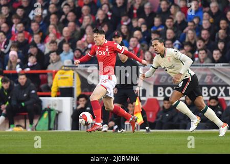 NOTTINGHAM, Royaume-Uni Joe Lolley de la forêt de Nottingham avec Virgile van Dijk de Liverpool cherchant à faire un défi pendant le match de la coupe FA entre la forêt de Nottingham et Liverpool au City Ground, Nottingham, le dimanche 20th mars 2022. (Credit: Jon Hobley | MI News) Credit: MI News & Sport /Alay Live News Banque D'Images