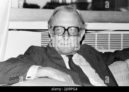 L'ancien secrétaire aux Affaires étrangères Lord Carrington en photo lors d'une entrevue avec le journaliste Sunday Mirror John Knight. 27th janvier 1984. Banque D'Images