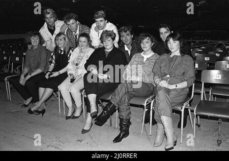 Six jeunes femmes ont rencontré Spandau Ballet (Steve Norman, Gary Kemp, John Keeble, Martin Kemp et Tony Hadley) dans la région de Wembley, dans le cadre d'un concours quotidien de rock et pop miroir. 7th décembre 1984. Banque D'Images