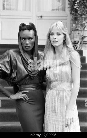 Une vue à la mort 1984 James Bond film, Photocall à l'extérieur du Château de Chantilly en France, jeudi 16th août 1984, Tanya Roberts comme Stacey Sutton et Grace Jones comme May Day. Banque D'Images