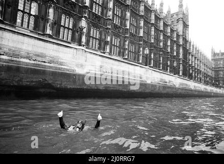 John Prescott, le secrétaire du transport fantôme, a basculés du pont Chelsea à Westminster dans le cadre d'une protestation contre la politique gouvernementale de déversement de déchets en mer. La nage de deux miles est également parrainée pour recueillir de l'argent pour Labor Weekly. Il est photographié avec sa femme Pauline. 15th novembre 1983. Banque D'Images