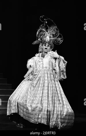 Elton John fait tomber la maison en chantant « il n'y a rien de tel qu'une Dame » dans un spectacle caritatif au Theatre Royal de Londres. 2nd décembre 1984. Banque D'Images