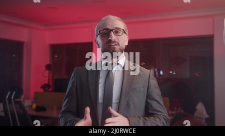 Homme d'affaires mature en costume regardant la caméra ou la webcam parler ayant à distance réunion virtuelle, vidéoconférence leader de la formation d'entreprise Banque D'Images