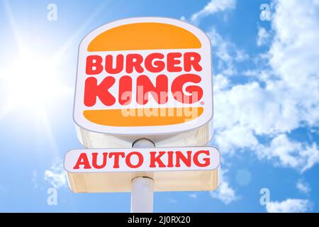 Huelva, Espagne - 6 mars 2022 : entrée Burguer King Auto King. Burger King (BK) est une chaîne multinationale américaine de restaurants rapides de hamburgers Banque D'Images