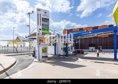 Huelva, Espagne - 19 mars 2022 : affichage des prix de l'essence, du diesel et de l'essence sans plomb à la station-service Carrefour avec du carburant Cepsa. Banque D'Images