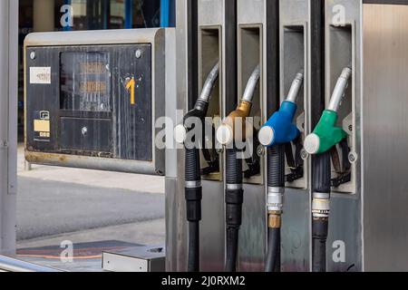 Gicleurs de pompe d'une pompe à essence dans la station service Banque D'Images