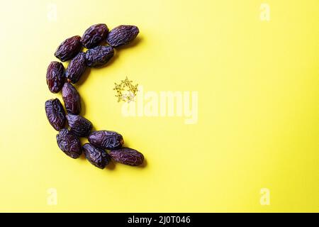 La forme de lune du croissant de medjoul date sur fond jaune. Banque D'Images