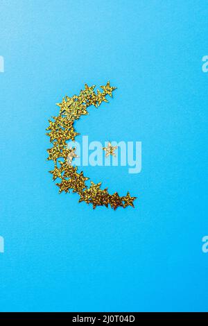 La forme de la lune du croissant de lueur brille sur un fond bleu. Banque D'Images