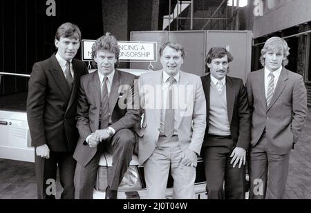 Bobby Robson England responsable à la conférence de presse Photocall News pour annoncer la formation d'une école nationale de soccer janvier 1984. Photo avec les joueurs (l-r) Bryan Robson, Graham Rix, Kenny Samson et Paul Walsh. Banque D'Images