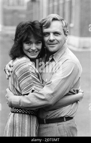 L'acteur Anthony Hopkins et l'actrice Lesley-Anne sont photographiés ensemble à Londres. Ils sont dus à la star dans un film ensemble appelé 'Arche de Triomphe'. 15th mars 1984. Banque D'Images