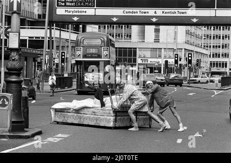 Patricia Hodge sera la journaliste de télévision Jemima Shore dans la nouvelle série de Thames Television 'Jemima Shore Investis'. Sur la photo, la circulation s'arrête sur la très animée Tottenham court Road de Londres, tandis que Patricia Hodge se couche avec deux des acteurs de la série, Larry Lamb et Malcolm Stoddard. 5th juin 1983. Banque D'Images