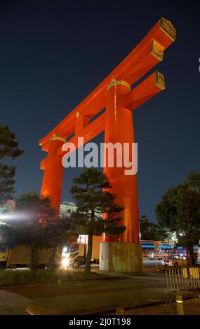 Torii porte du sanctuaire de Heian-jingu dans la nuit. Kyoto. Japon Banque D'Images