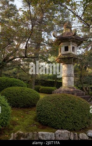 Lanterne en pierre Kasuga-doro dans le jardin de Kyoto. Japon Banque D'Images