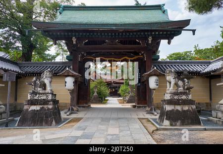 Porte Higashi-mon du sanctuaire Kitano Tenmangu. Kyoto. Japon Banque D'Images