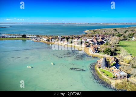 Photo aérienne au-dessus du port de Langstone et du moulin de Langstone sur le front de mer du port. Banque D'Images