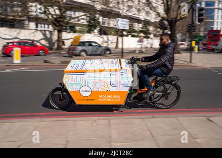 Service de livraison de vélos Ecofleet dans la ville de Londres. Cycle électrique de la flèche urbaine. Activité de livraison de produits pharmaceutiques et médicaux. E vélo Banque D'Images