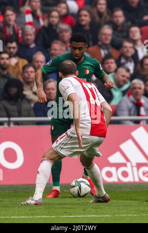 AMSTERDAM, PAYS-BAS - MARS 20: Reiss Nelson de Feyenoord Rotterdam, Daley Blind of Ajax pendant le match néerlandais Eredivisie entre AFC Ajax et Feyenoord à Johan Cruijff Arena le 20 mars 2022 à Amsterdam, pays-Bas (photo de Pieter van der Woude/Orange Pictures) Credit: Orange pics BV/Alay Live News Banque D'Images