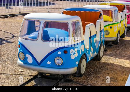 Une « voiture de tourisme » pour enfants avec des pistes de divertissement Banque D'Images