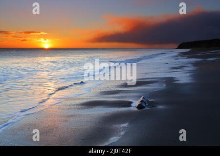 Lever du soleil à Blast Beach en direction de Chourdon point, Seaham, comté de Durham, Angleterre, Royaume-Uni. Banque D'Images