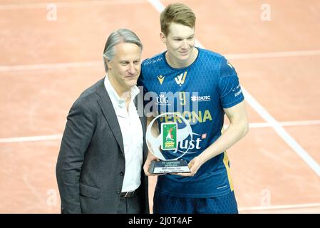 Vérone, Italie. 20th mars 2022. Rok Mozic - Verona Volley reçoit le prix des joueurs de MVP de février sur Superlega Credem Championship. Pendant Verona Volley vs Vero Volley Monza, Volleyball Italien Serie A Men SuperLeague Championship Championship Championship à Verona, Italie, Mars 20 2022 crédit: Independent photo Agency/Alay Live News Banque D'Images