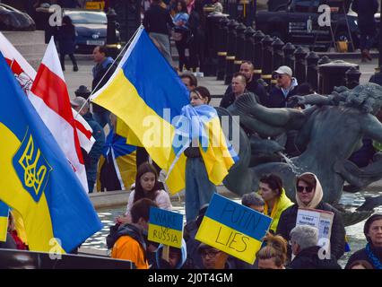 Londres, Royaume-Uni. 20th mars 2022. De grandes foules continuent de se rassembler sur la place Trafalgar pour soutenir l'Ukraine, tandis que la Russie intensifie son attaque. Credit: Vuk Valcic/Alamy Live News Banque D'Images