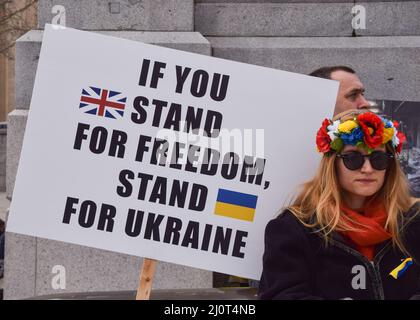 Londres, Royaume-Uni. 20th mars 2022. De grandes foules continuent de se rassembler sur la place Trafalgar pour soutenir l'Ukraine, tandis que la Russie intensifie son attaque. Credit: Vuk Valcic/Alamy Live News Banque D'Images