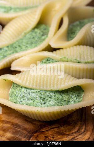 Pâtes italiennes conchiglino remplies d'épinards Banque D'Images