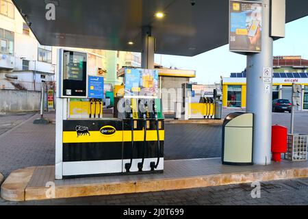 Station-service ENI, pompe à carburant. ENI est une multinationale italienne du pétrole et du gaz Banque D'Images