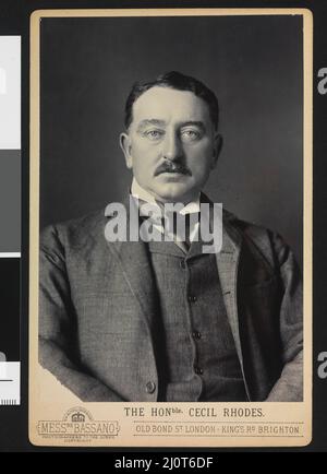 Cecil John Rhodes (5 juillet 1853, 26 mars 1902) est un homme d'affaires sud-africain d'origine anglaise, magnat des mines et homme politique. Il a été le fondateur de la société de diamants de Beers, qui commercialise aujourd'hui 40% des diamants bruts du monde et qui, à un moment donné, a commercialisé 90%. Banque D'Images