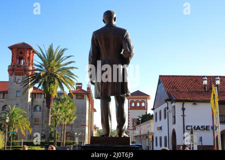 Statue de Henry Flagler devant Flagler College l'ancien hôtel Ponce de Leon avec le musée Lightner et l'hôtel de ville de St Augustine à St.Augustine.Florida.USA Banque D'Images