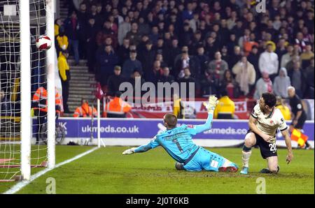 Diogo Jota de Liverpool (à droite) marque le premier but de son côté lors du match final du quart de la coupe Emirates FA au City Ground, à Nottingham. Date de la photo: Dimanche 20 mars 2022. Banque D'Images