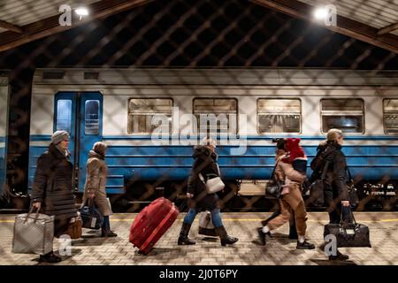 Przemysl, Pologne. 20th mars 2022. Les réfugiés d'Ukraine arrivent à la gare par un train de Lviv, en Ukraine. Environ 1000 personnes étaient à bord du train pour fuir la guerre dans leur patrie. Credit: Christoph Reichwein/dpa/Alay Live News Banque D'Images