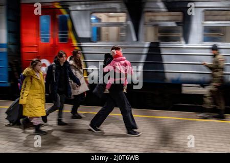 Przemysl, Pologne. 20th mars 2022. Les réfugiés d'Ukraine arrivent à la gare par un train de Lviv, en Ukraine. Environ 1000 personnes étaient à bord du train pour fuir la guerre dans leur patrie. Credit: Christoph Reichwein/dpa/Alay Live News Banque D'Images