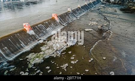 L'eau passe au-dessus de la corniche en hiver avec une exposition plus longue Banque D'Images