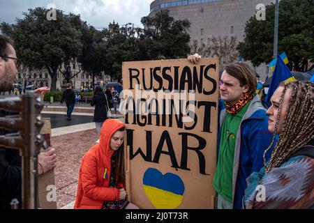 Barcelone, Espagne. 20th mars 2022. Les manifestants tiennent un écriteau exprimant leur opinion pendant la manifestation. Les résidents ukrainiens en Catalogne avec un centre d'information permanent sur la Plaza de Catalunya organisent quotidiennement différents événements pour soutenir le peuple ukrainien et contre les forces d'invasion. (Photo par Paco Freire/SOPA Images/Sipa USA) crédit: SIPA USA/Alay Live News Banque D'Images